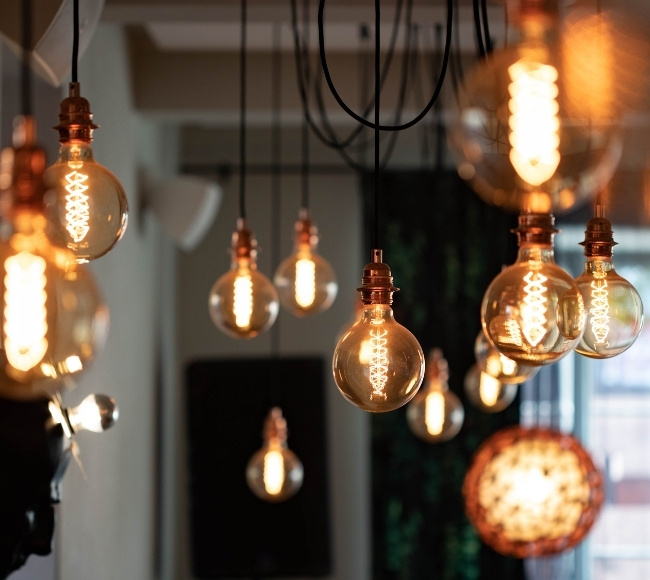 different types of lights hanging inside the coffee shop | Best Cafe Lighting Design Ideas Suitable for Outdoor and Indoors